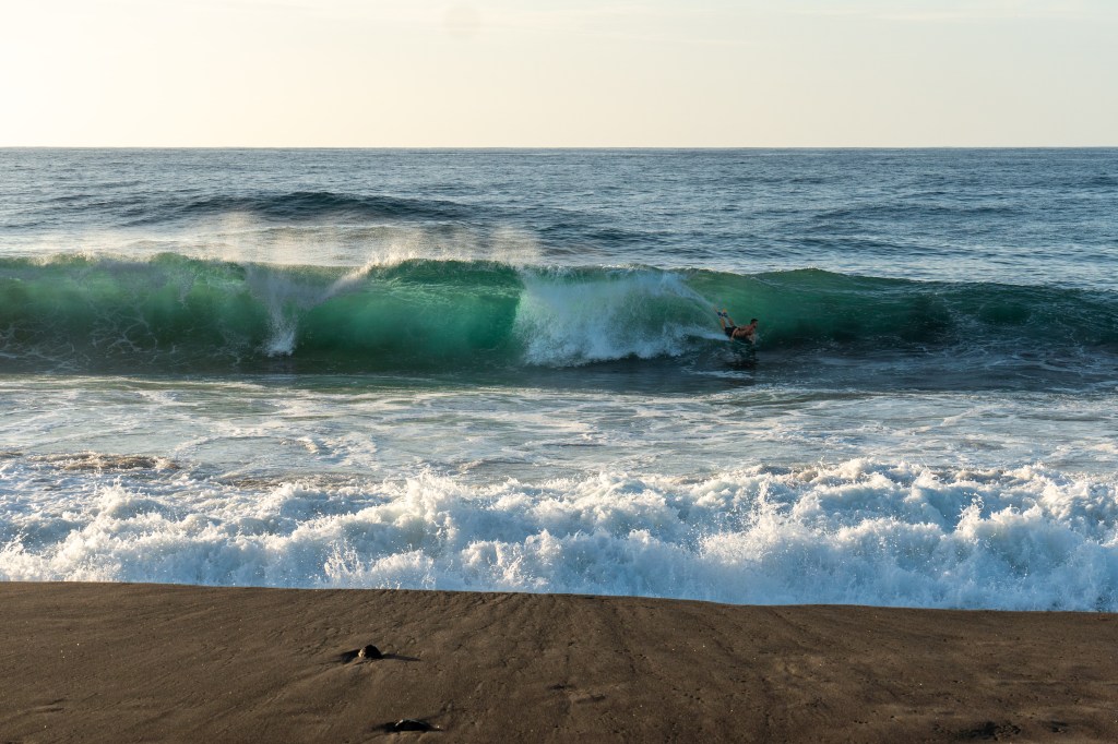 Le grandi onde da surf della spiaggia di Santa Barbara