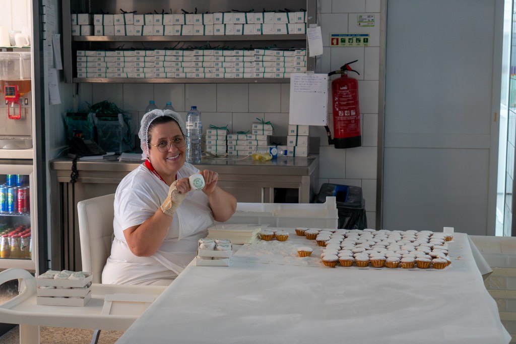 Una pasticcera della Fabbrica di Vila Franca do Campo mostra una quejada appena confezionata