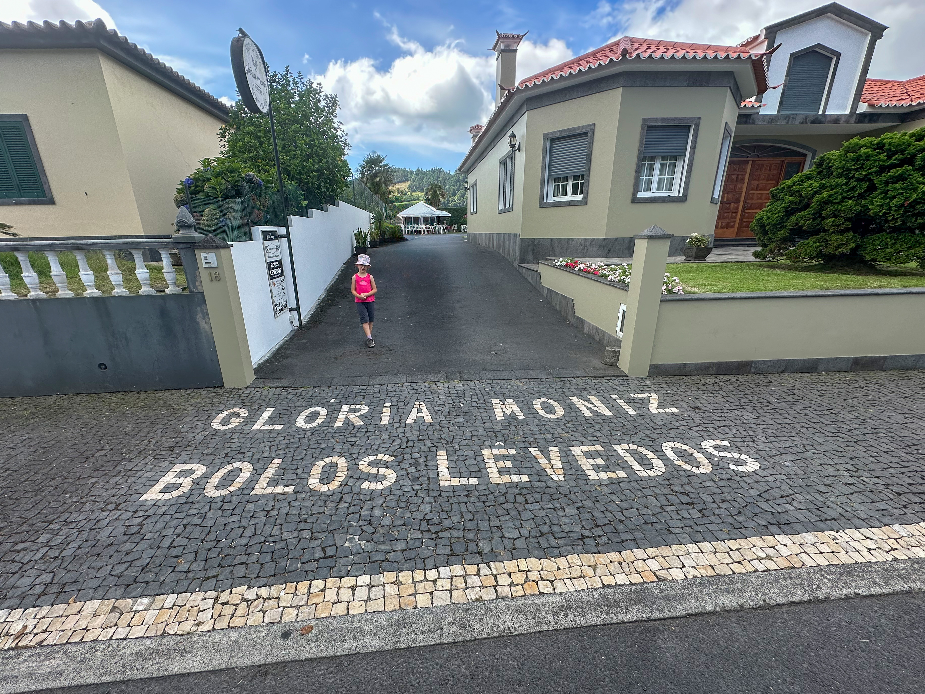L'ingresso sulla strada del caffè pasticceria Gloria Moniz, il locale giusto per assaggiare i bolos levedos, tipico pane dolce originario di Furnas 