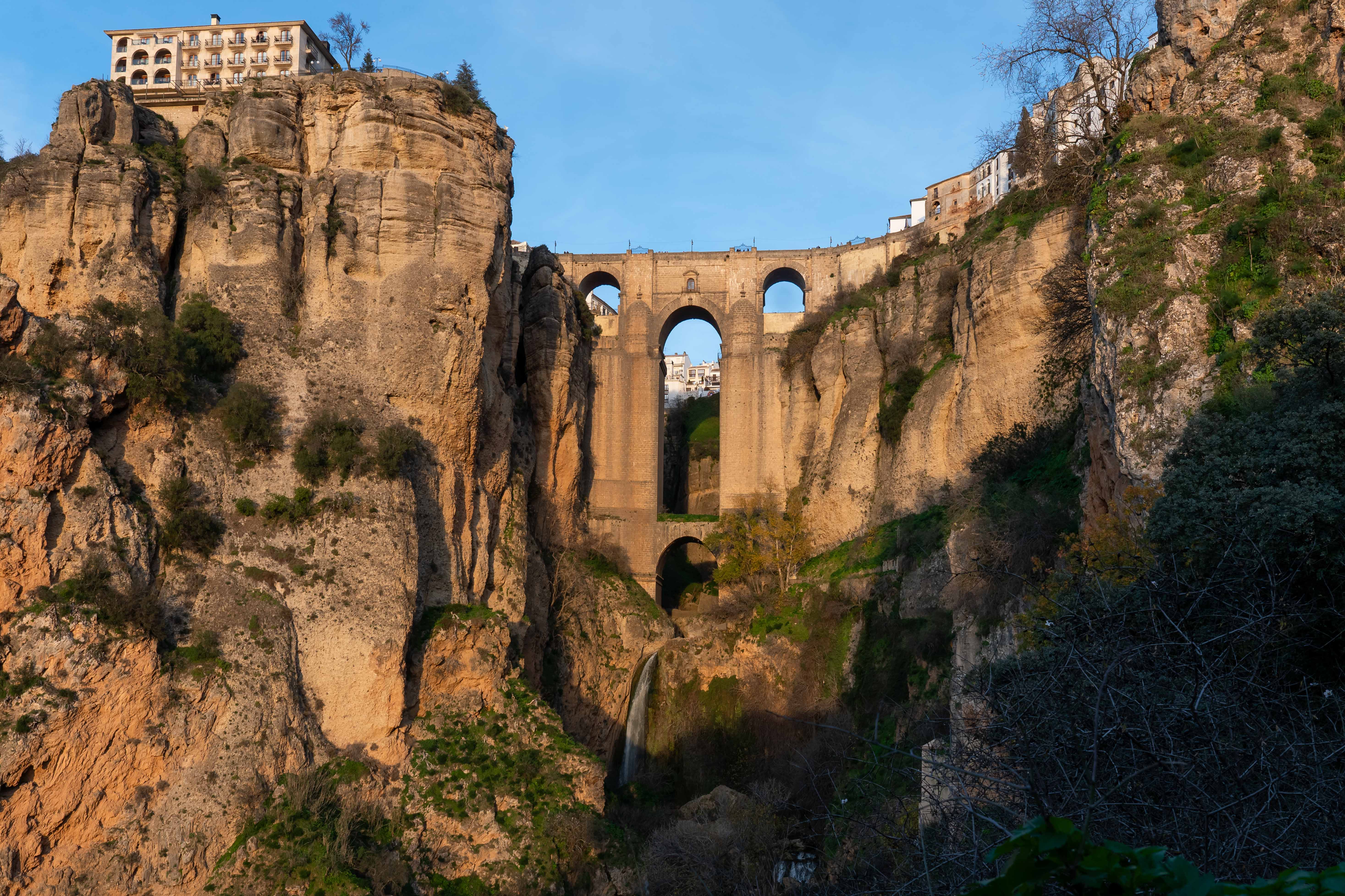 Il ponte nuovo di Ronda ripreso all'ora del tramonto dal trekking dei mulini